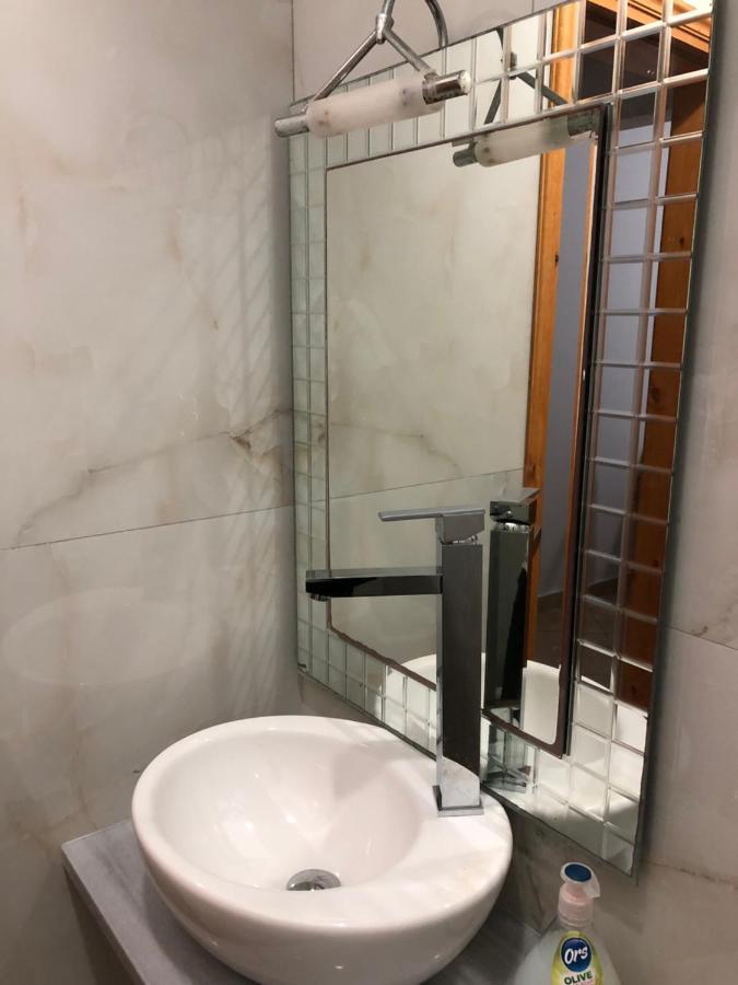 Center Hotel Pirro Himare Buitenkant foto