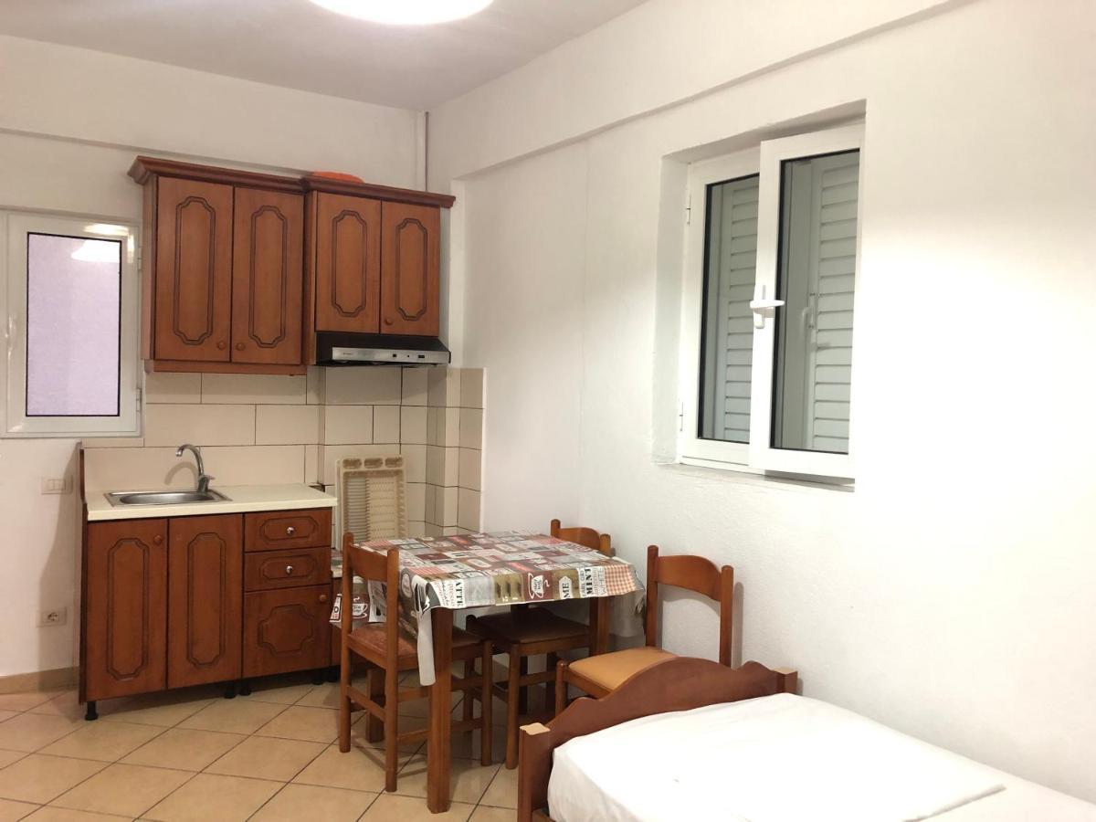 Center Hotel Pirro Himare Buitenkant foto