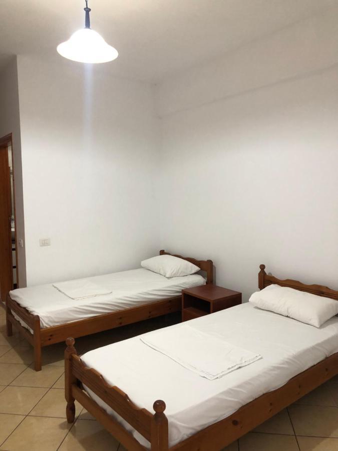 Center Hotel Pirro Himare Buitenkant foto