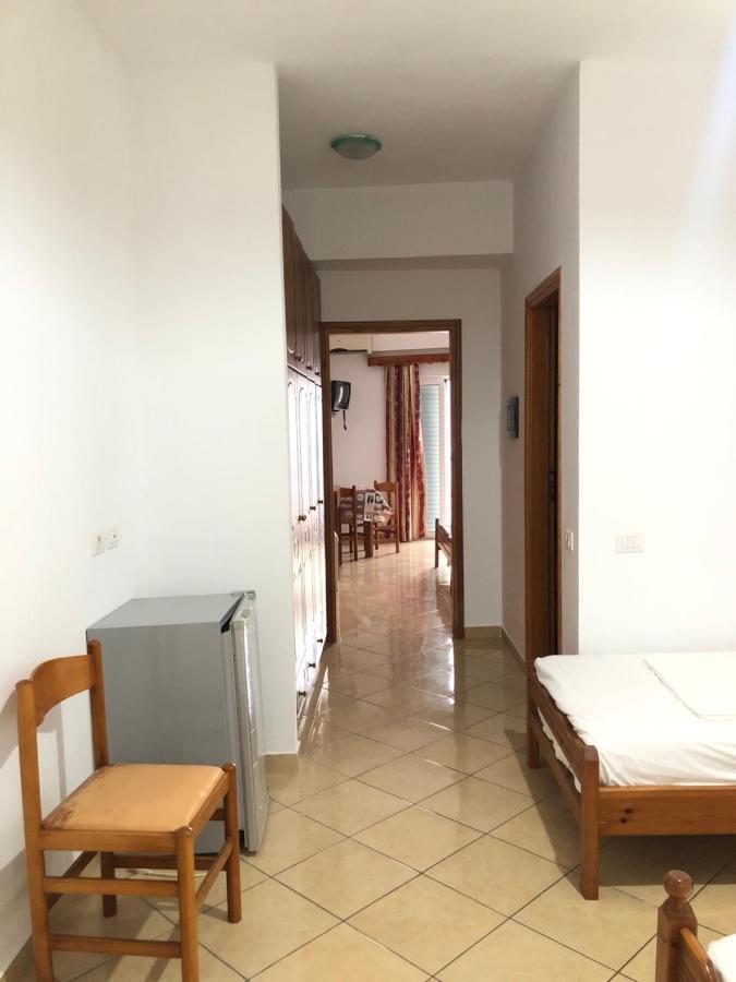 Center Hotel Pirro Himare Buitenkant foto