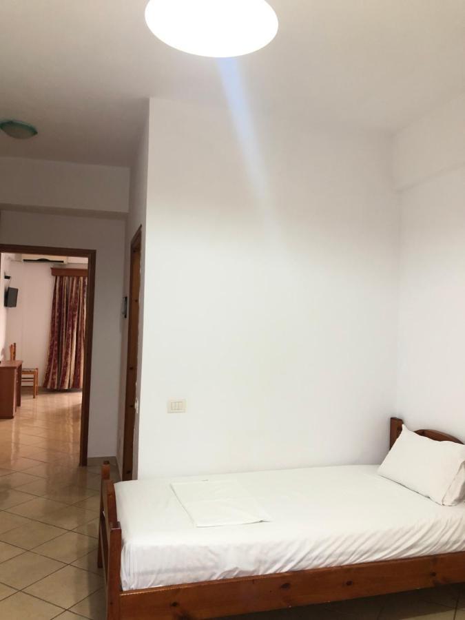 Center Hotel Pirro Himare Buitenkant foto