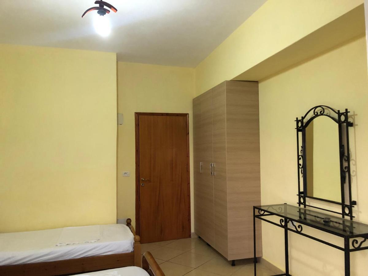 Center Hotel Pirro Himare Buitenkant foto