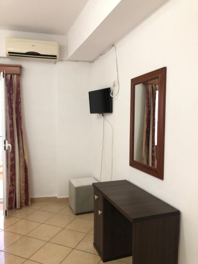Center Hotel Pirro Himare Buitenkant foto